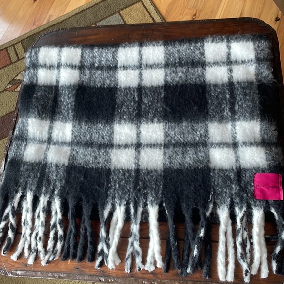 Beautiful Betsey Johnson scarf/wrap in black/white plaid - Picture 5 of 6